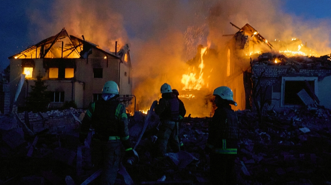 πυροσβεστες, φωτια, σπιτια