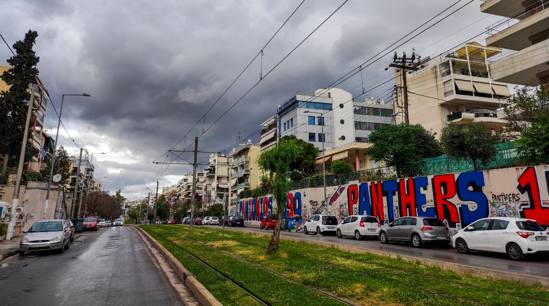 δρομος, αυτοκινητα, πολυκατοικίες, σύννεφα