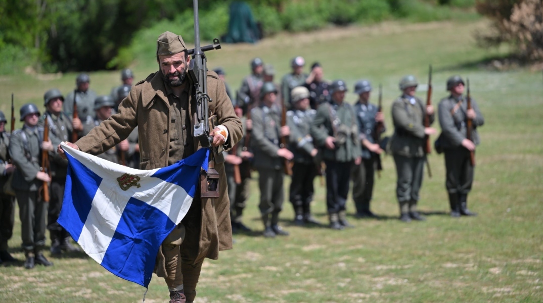 σταρτιωτες, σημαια, οπλα, δασος
