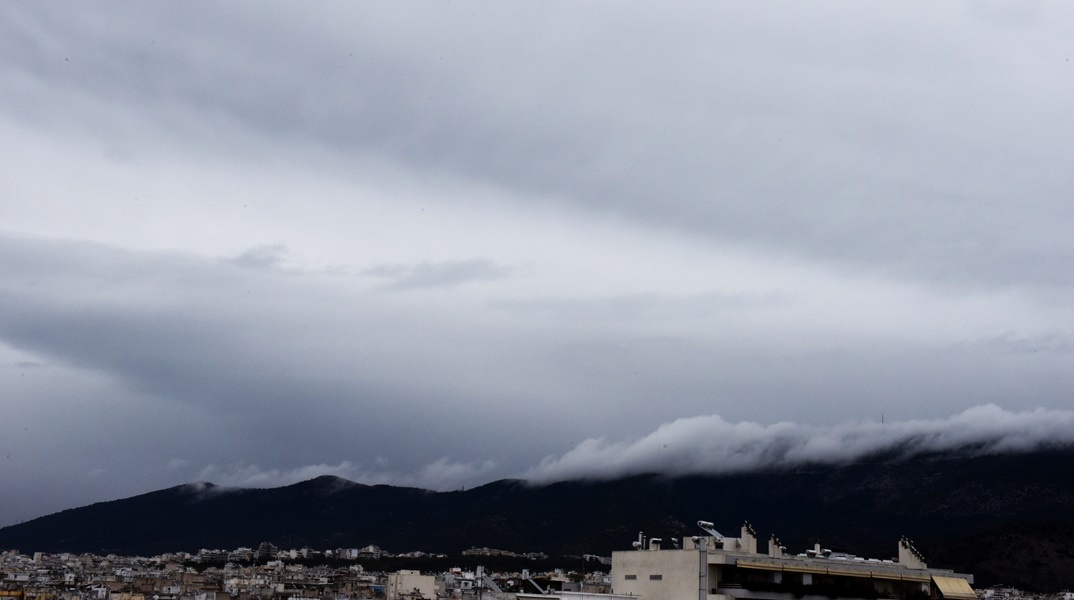 Παραμένει και την Τρίτη το νεφελώδες τoπίο με τοπικές βρόχες - Πού θα πέσουν ψιχάλες 