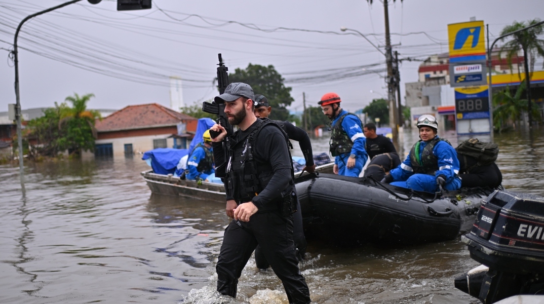 στρατιωτης, βαρκα, πλημμυρα