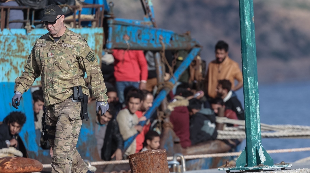 στραιτωτης, βαρκα, λιμανι, μεταναστες