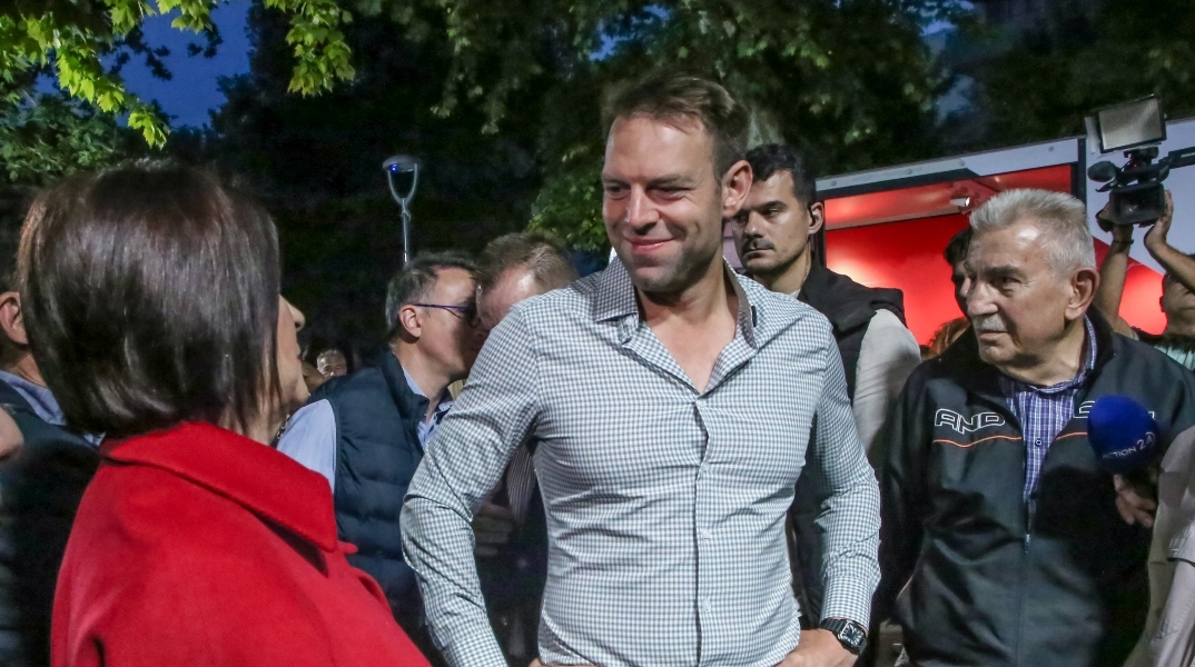 Κασσελάκης, δημοσιογραφοι, καμερες, ψηφοφοροι