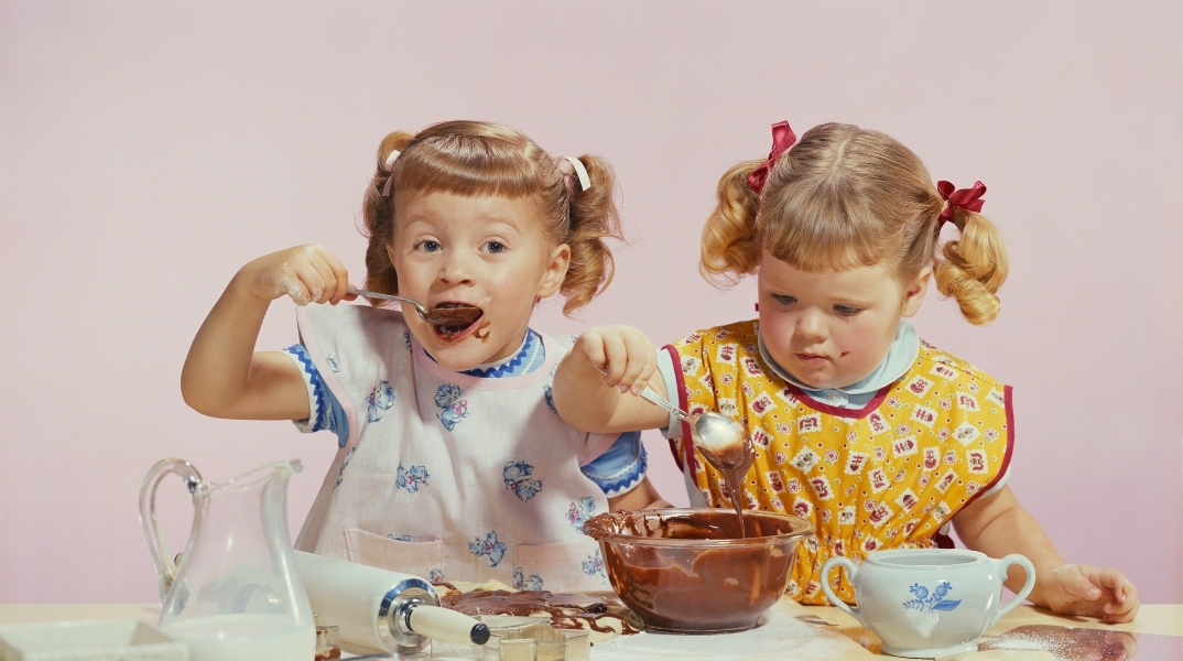 2 κοριστια μαγειρευουν και τρωνε γλυκα