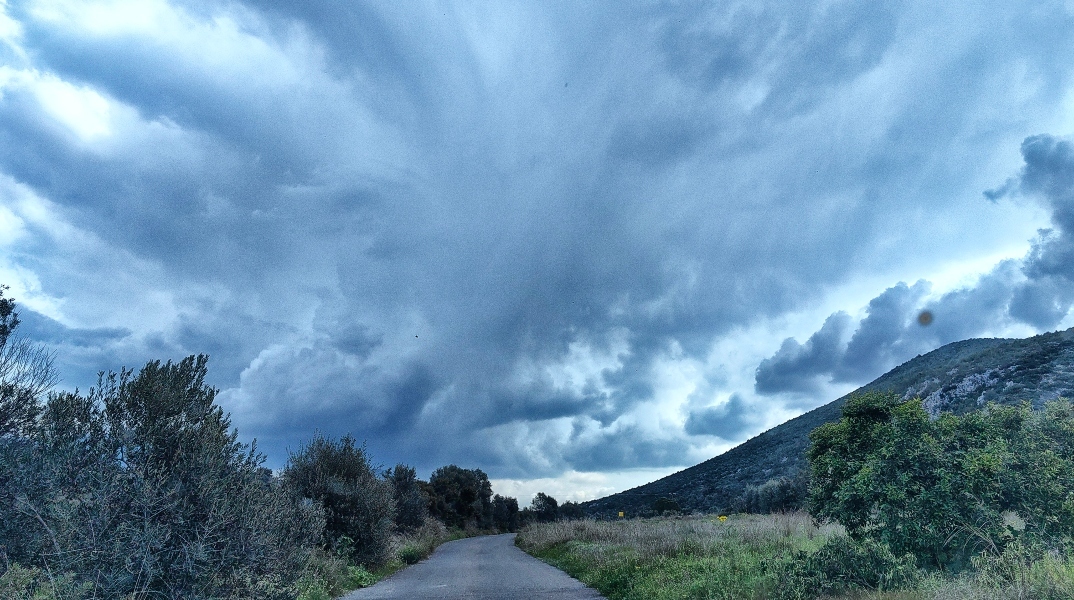 Καιρός σήμερα: Συννεφιά και τοπικές βροχές 