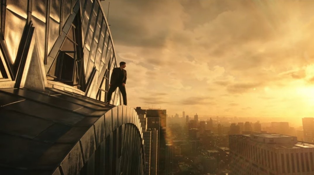 ανδρας πανω σε πολυκατοικια, ουρανος, συννεφα