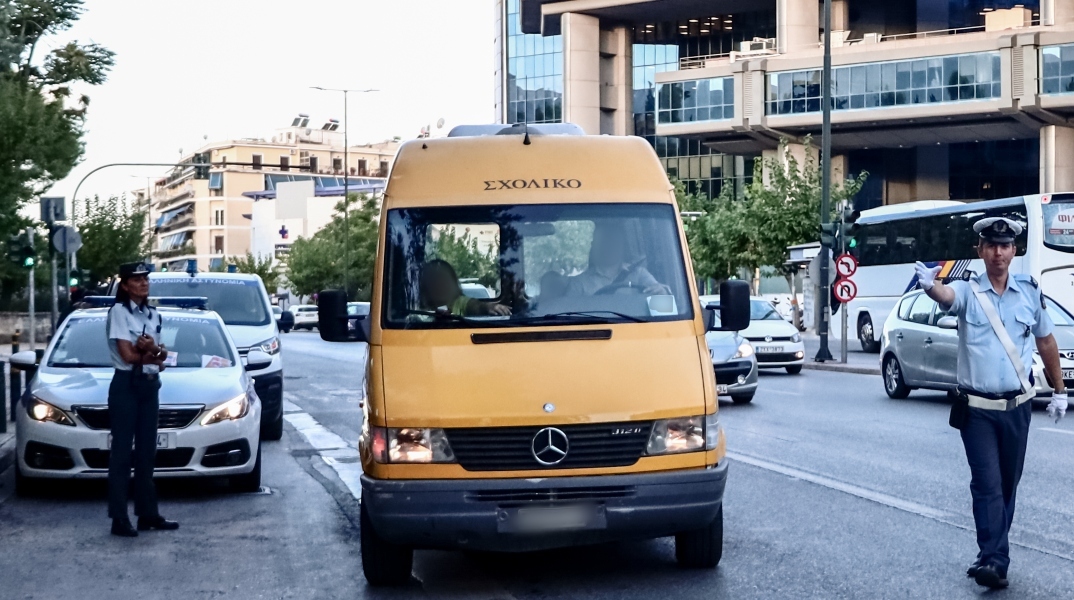 σχολικό λεωφορείο, αστυνομικοί, δρομος, οχηματα