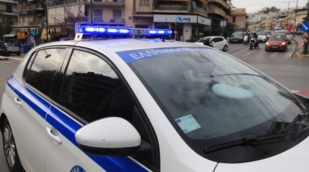 περιπολικο αστυνομιας, πολυκατοικίες, οχήματα, δρόμος