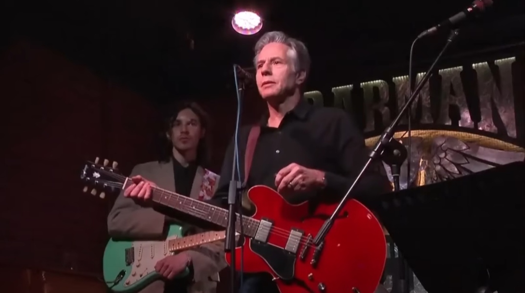 2 κιθαριστες στη σκηνή, κιθαρες, μικροφωνα