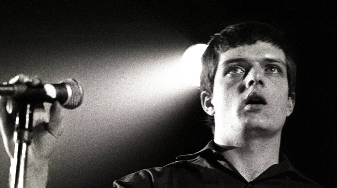  Ο Ian Curtis, μικρόφωνο