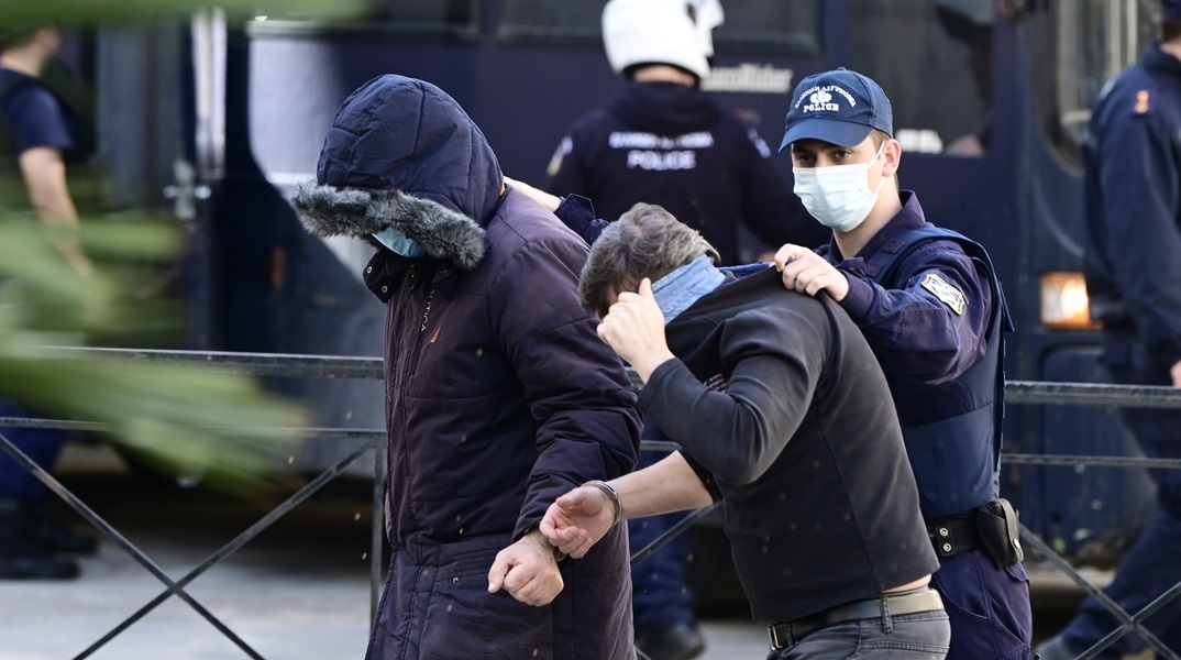 Κολωνός: Εισαγγελική πρόταση για παραπομπή σε δίκη 18 κατηγορουμένων για τη σεξουαλική κακοποίηση της 12χρονης