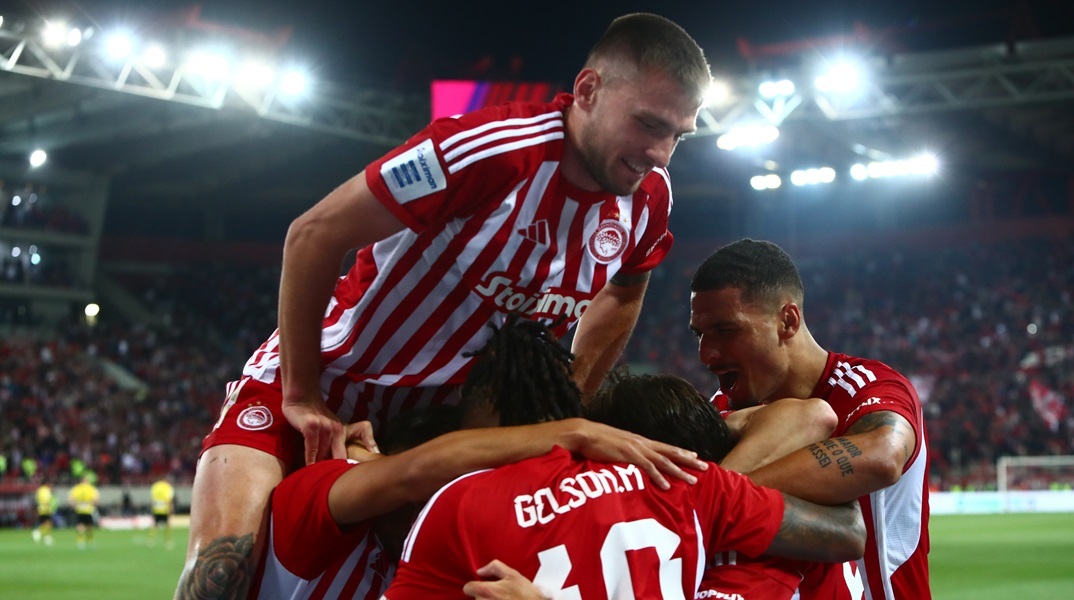 Ο Ολυμπιακός «γκρέμισε» την ΑΕΚ από την κορυφή και δίνει το πρωτάθλημα στον ΠΑΟΚ