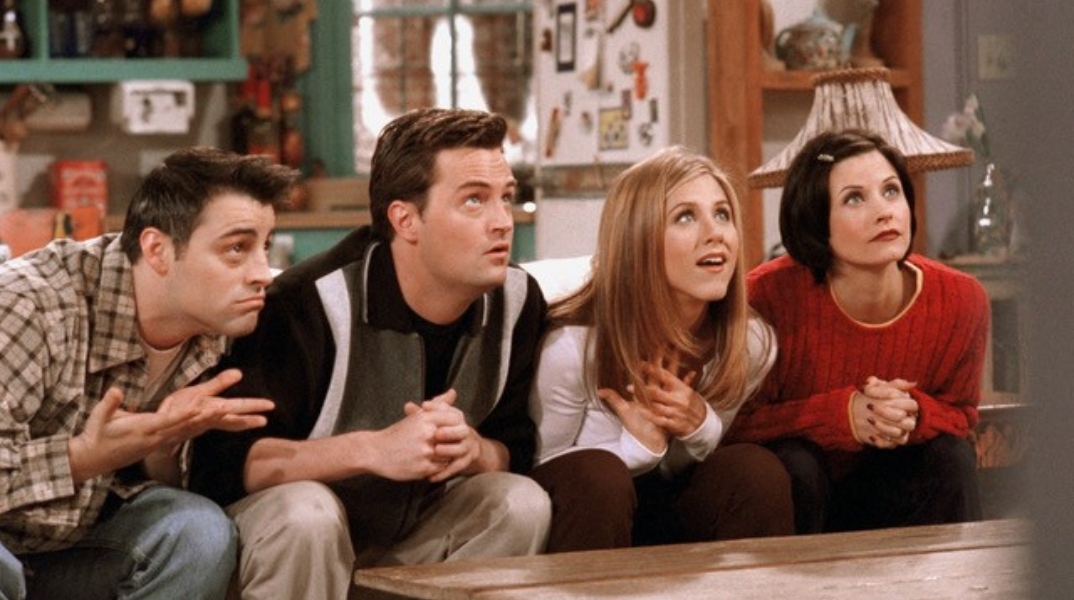 2 ανδρες, 2 γυναικες καθισμενοι