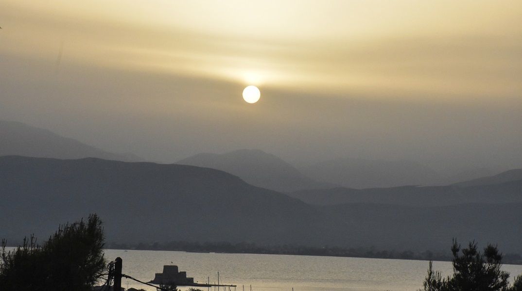 Συνεχίζει την επέλασή της η αφρικανική σκόνη - Νέα άνοδο θα σημειώσει η θερμοκρασία την Κυριακή 