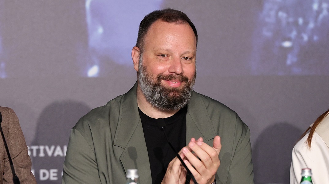 Ο Γιώργος Λάνθιμος στο 77ο Φεστιβάλ Καννών με τη νέα του ταινία «Kind of Kindness»