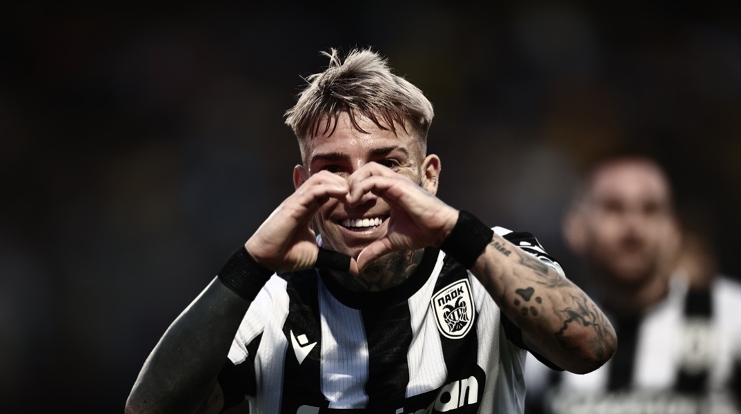 Ο Μπράντον Τόμας πανηγυρίζει γκολ του ΠΑΟΚ