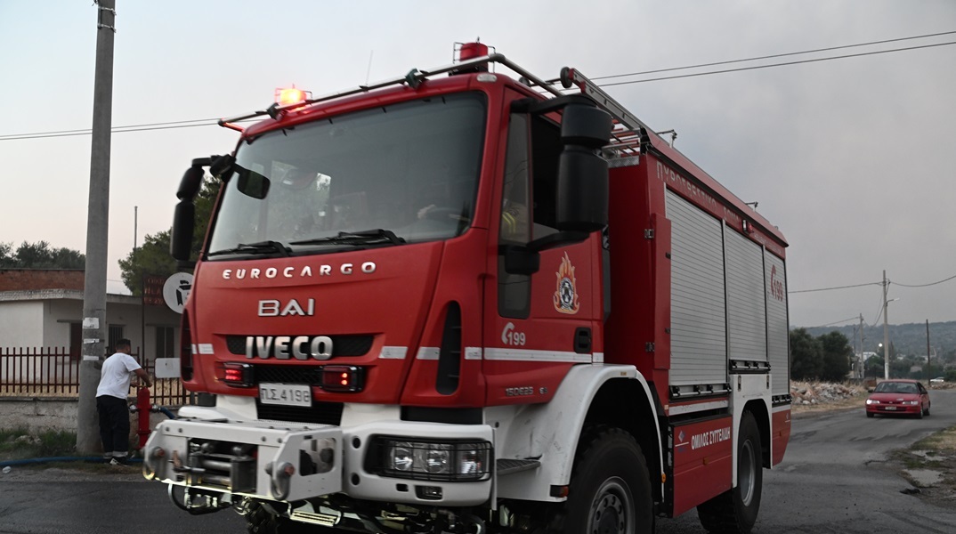 Λαμία: Πυρκαγιά στο εργοστάσιο που ετοίμασε τα σχολικά γεύματα από τα οποία προκλήθηκε μαζική δηλητηρίαση