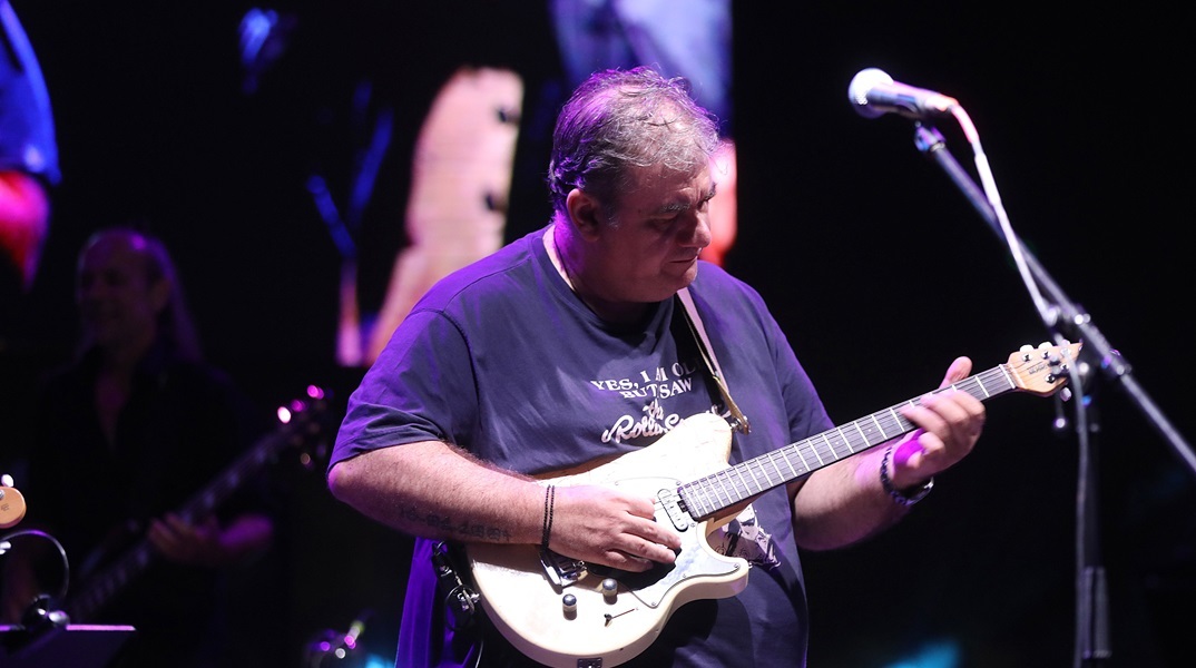 Ο Δημήτρης Σταρόβας ερμηνεύοντας στη σκηνή 