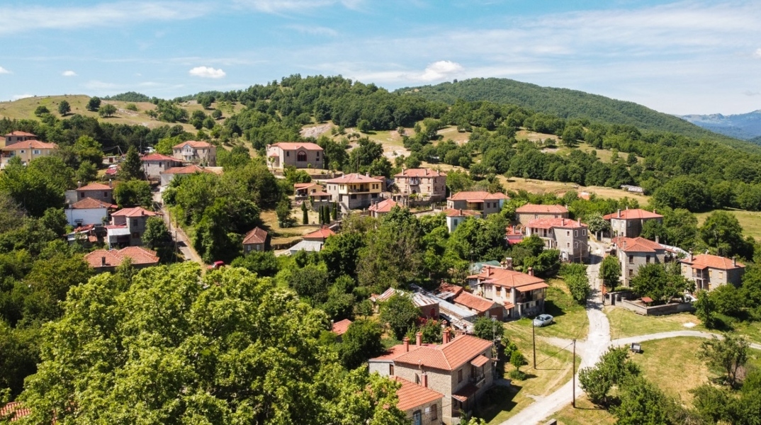 σπιτια, κεραμυδια, βουνο, δασος, χωριο