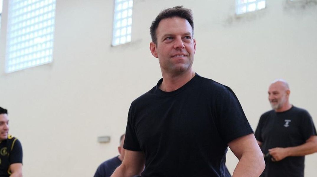 Ο πρόεδρος του ΣΥΡΙΖΑ, Στέφανος Κασσελάκης έπαιξε μπάσκετ σε αναπηρικό αμαξίδιο με τον σύλλογο «Περπατώ» στην Κομοτηνή 