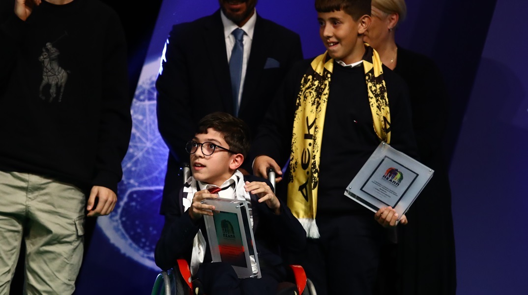 Ο μικρός Γιαννάκης κατά τη βράβευσή του από τον ΠΣΑΠΠ