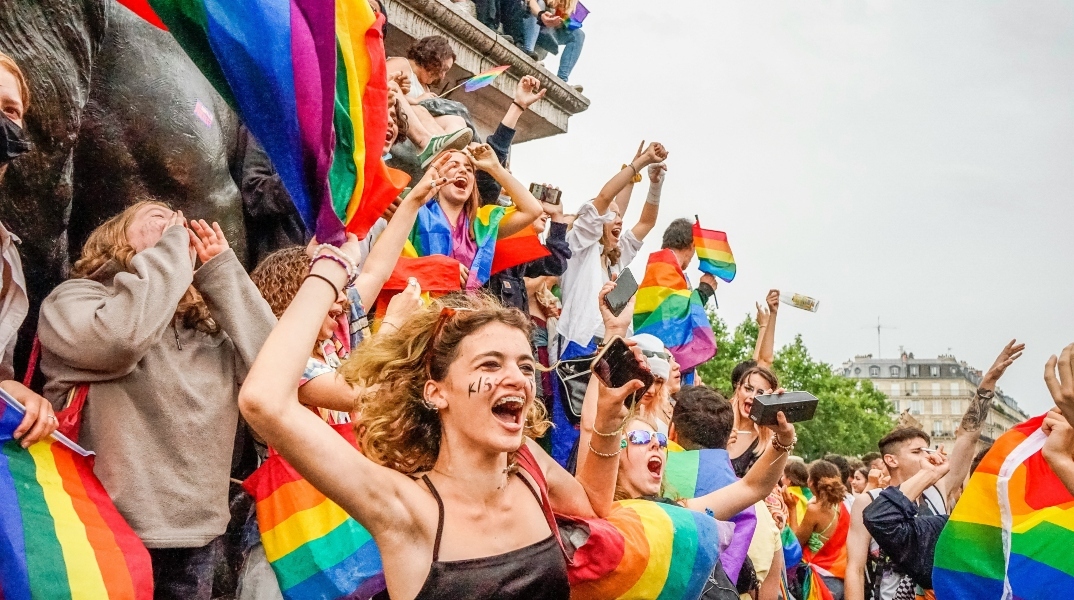 φοιτητες φωναζουν, ουρανια τοξα σημαιες