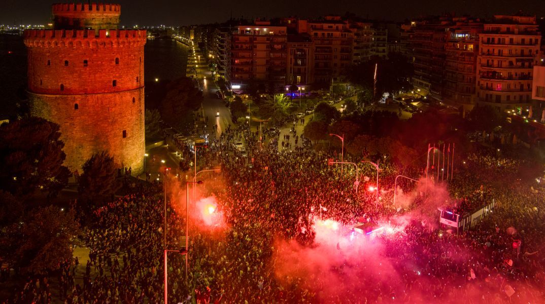 Κάηκε ο Λευκός Πύργος από τα πανηγύρια των φιλάθλων του ΠΑΟΚ