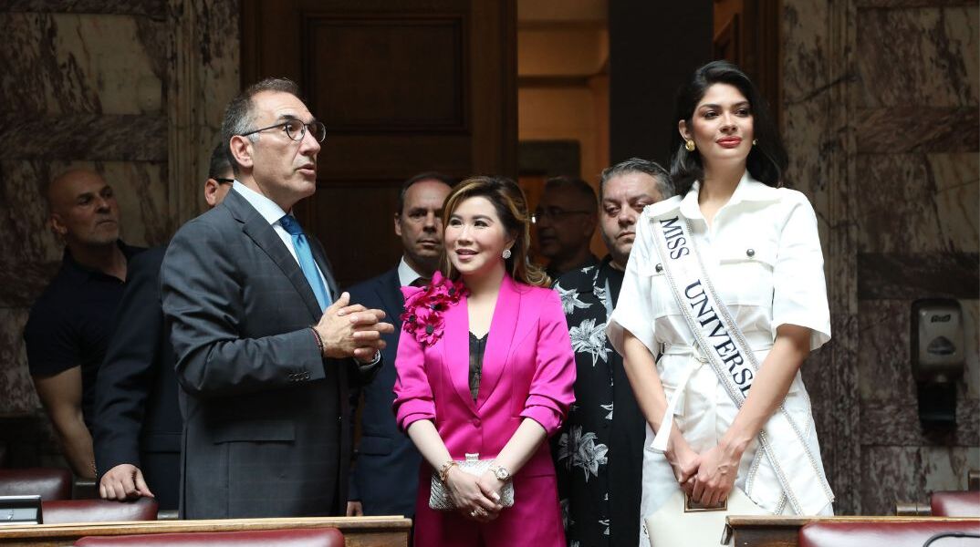 Σέινις Παλάσιος: Τη Βουλή των Ελλήνων επισκέφθηκε η Μις Υφήλιος 2023
