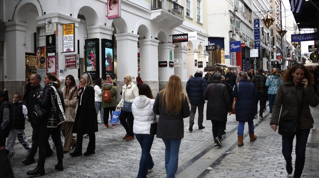 κοσμος περπαταει στην αγορα, μαγαζια