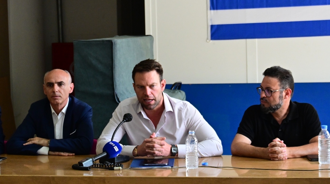 Ο Στέφανος Κασσελάκης κατά την επίσκεψή του στα γραφεία της ΔΥΠΑ 