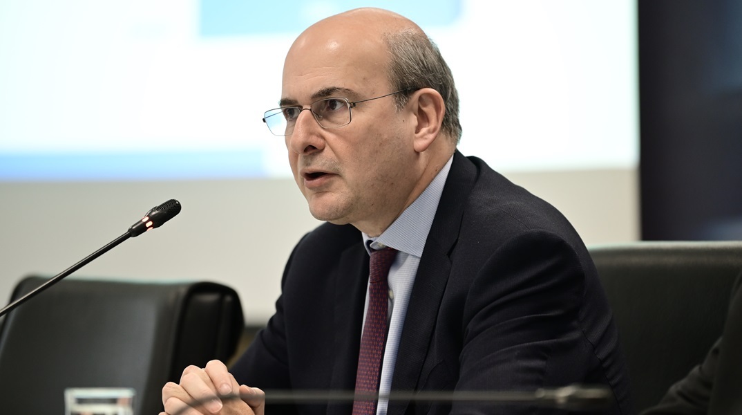 Ο Κωστής Χατζηδάκης έκανε δηλώσεις για την υπόθεση στη ΔΟΥ Χαλκίδας