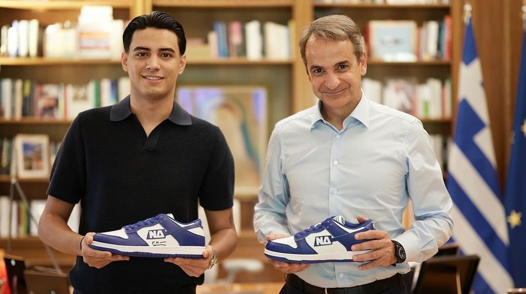 Ο Κυριάκος Μητσοτάκης με τα νέα παπούτσια της Νέας Δημοκρατίας 