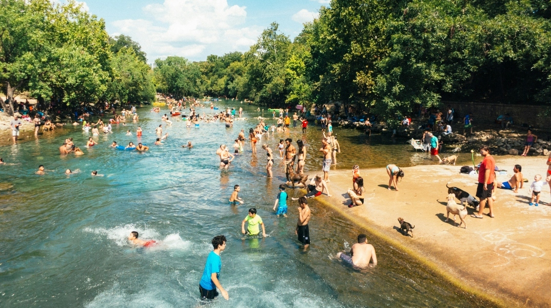 ποταμι, κοσμος κανει μπανιο, δεντρα