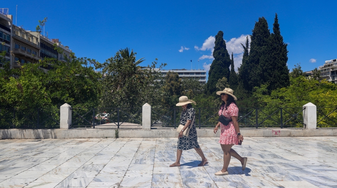 2 γυναικες περπατούν