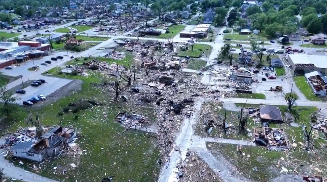 κατεστραμμένα σπίτια , δεντρα