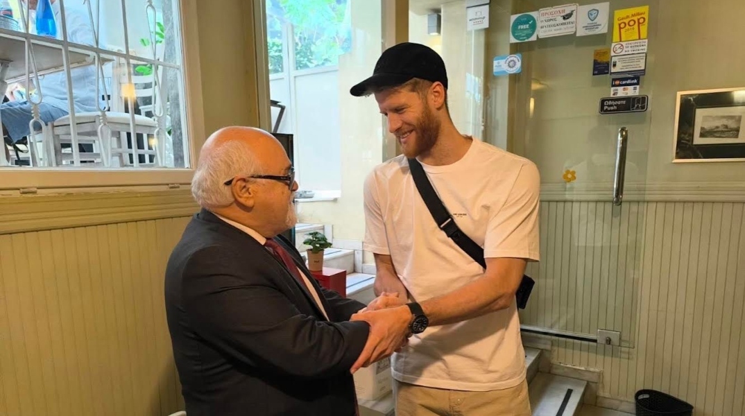 2 ανδρες κανουν χειραψια