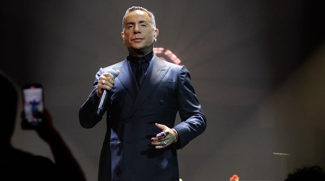 Ο Γιώργος Μαζωνάκης στη σκήνη