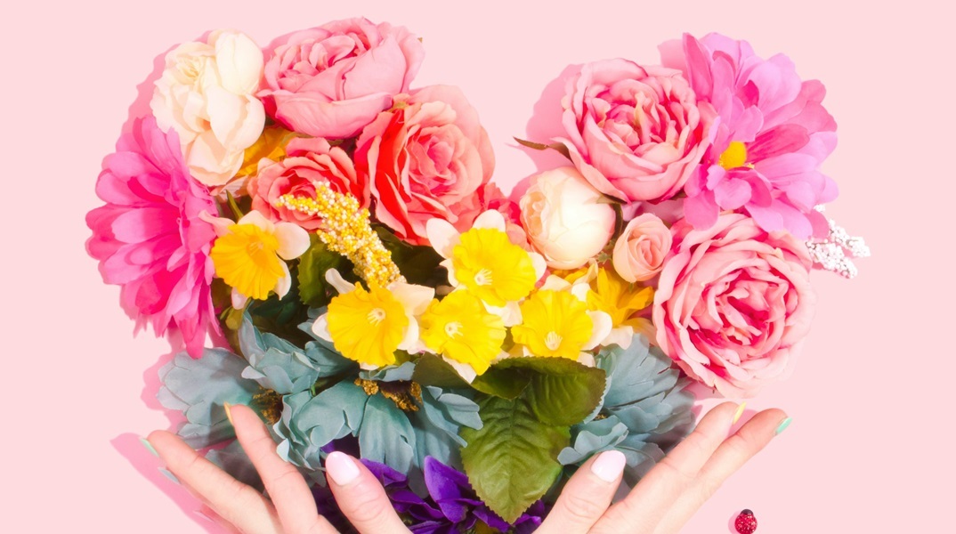 Τα λουλούδια είναι πάντοτε ένα ωραίο δώρο για όσους γιορτάζουν σήμερα