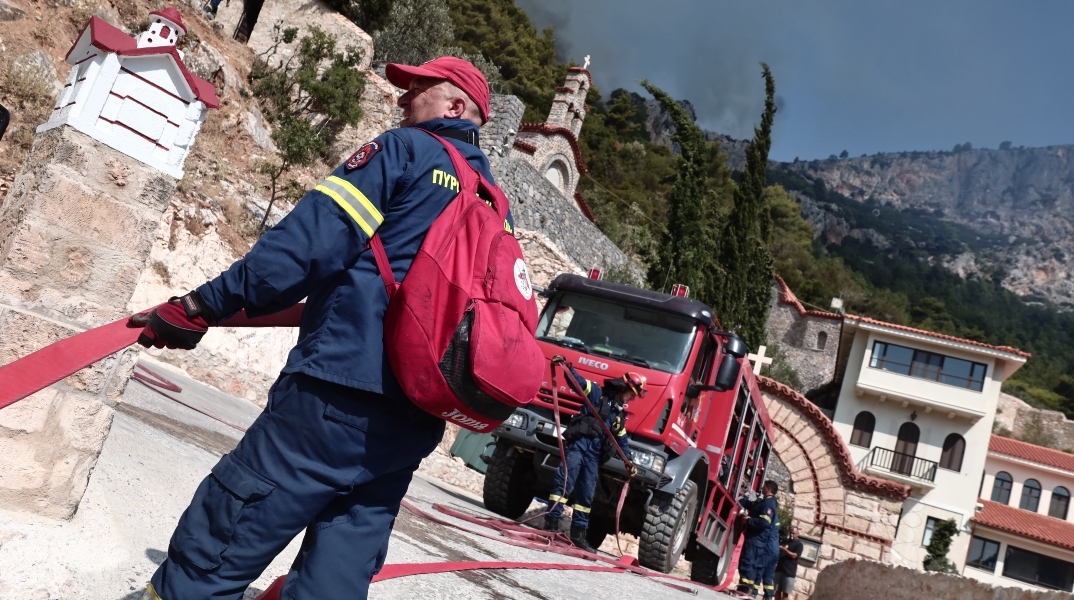 πυροσβεστης, εκκλησια, δασος, οχημα