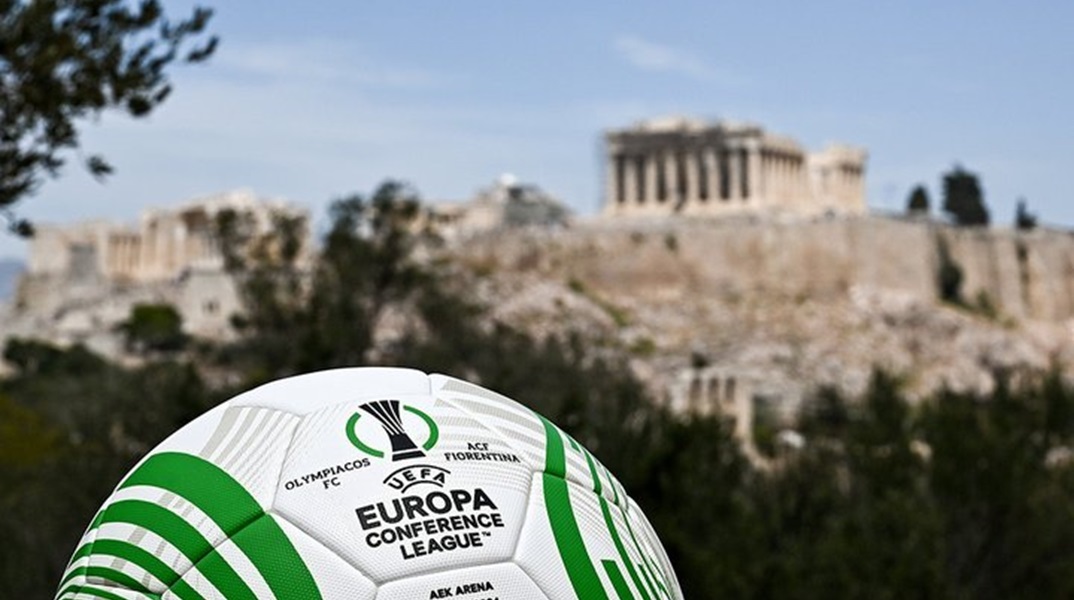 Η μπάλα του τελικού του Conference League με θέα την Ακρόπολη 