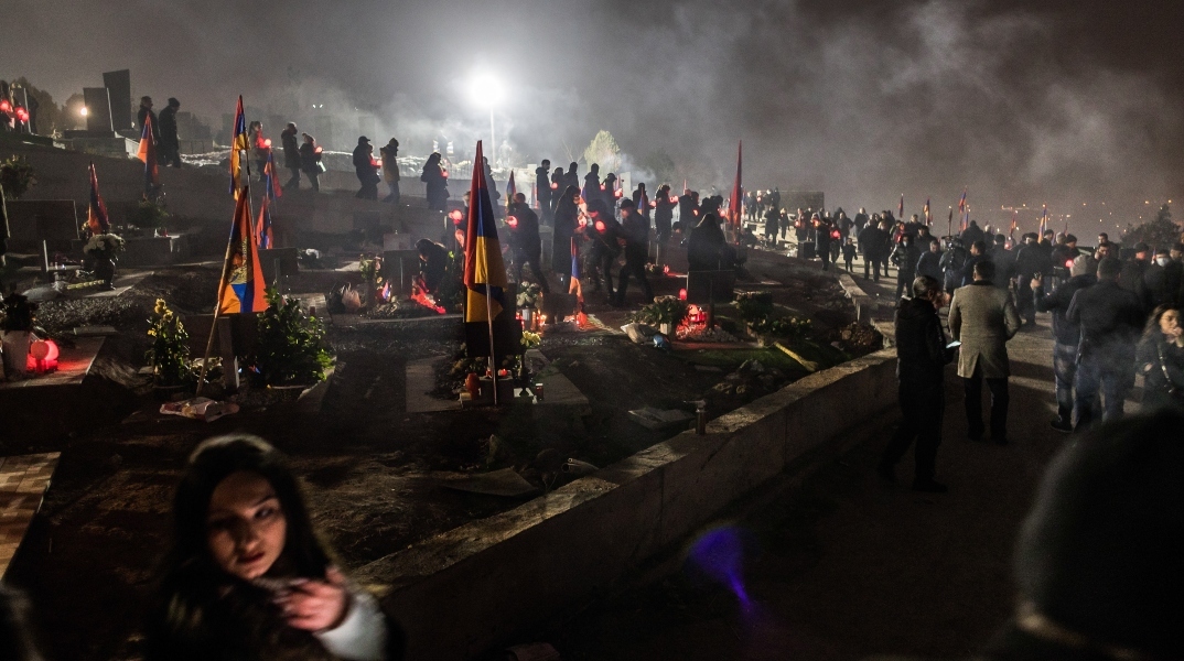 νεκροταφείο, κοσμος, σημαιες