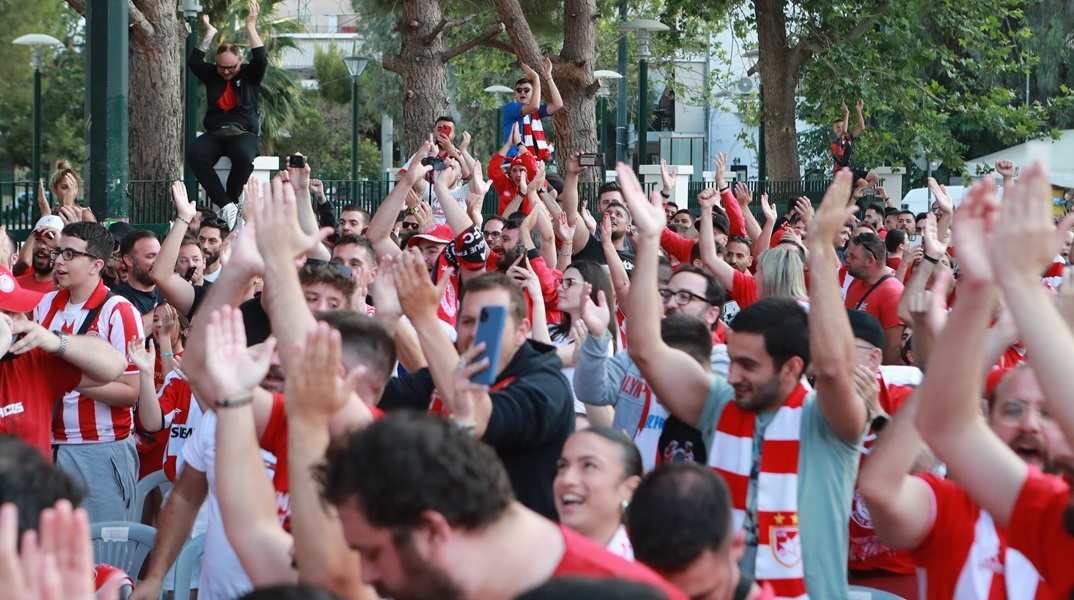 Οι φίλαθλοι του Ολυμπιακού στον Πειραιά 