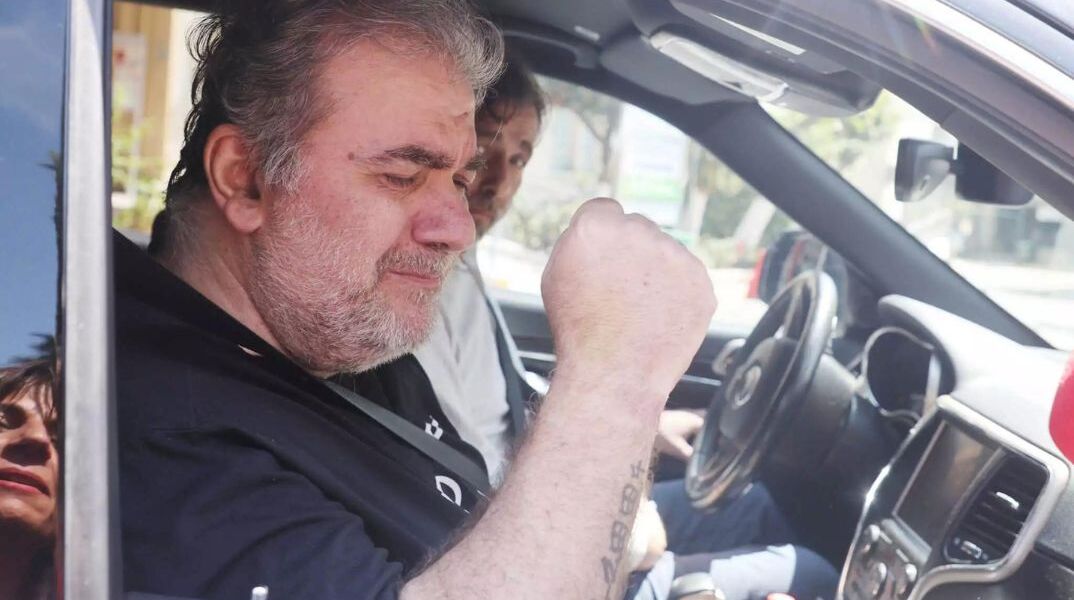 Ο Δημήτρης Σταρόβας βγήκε από το νοσοκομείο με δάκρυα στα μάτια 