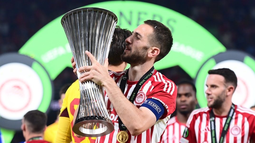 Ο αρχηγός του Ολυμπιακού, Κώστας Φορτούνης σήκωσε το Conference League την Opap Arena 