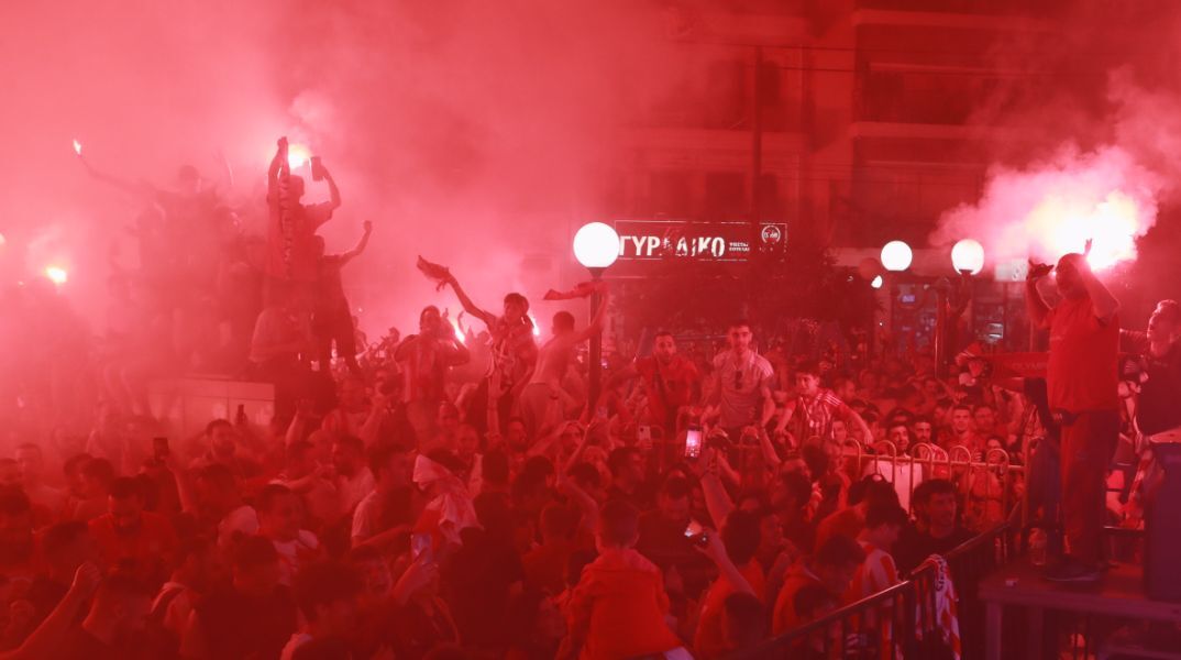 Πανζουρλισμός στον Πειραιά για τον Ολυμπιακό 