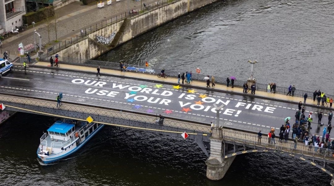 γεφυρα, ποταμι, πλοιο, ακτιβιστες