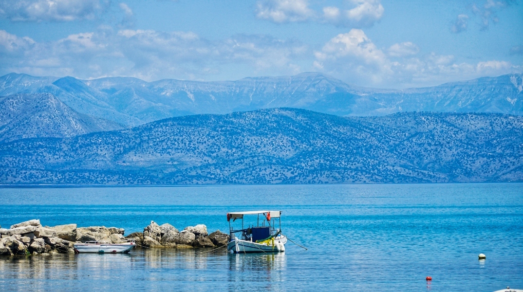 θαλασσα, ουρανος, καραβακι, συννεφα