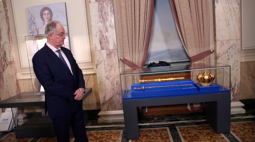 ανδρας διπλα σε επιπλο με βασιλικα τρόπαια