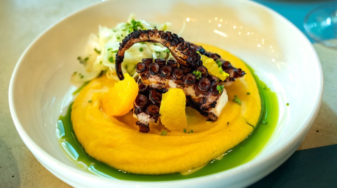 Κορωνίς: Δεκατιανό, μεζέδες και απεριτίφ κάτω από τα δροσερά πλατάνια της Σοφούλη 