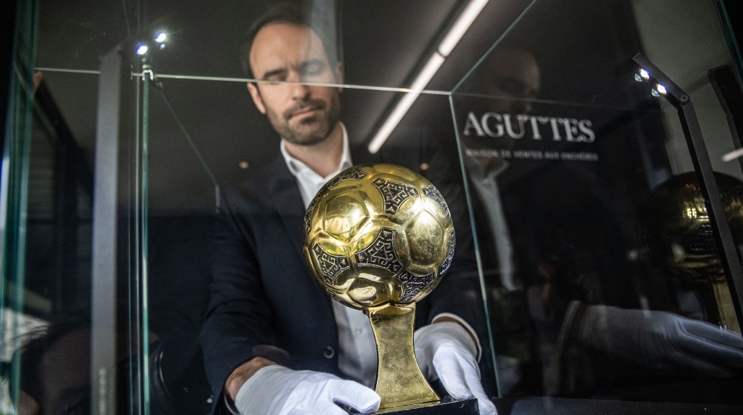 χρυση μπαλα, ανδρας, γυαλινο κιβωτιο